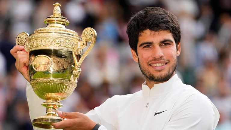 El español Carlos Alcaraz celebra con el trofeo después de vencer al serbio Novak Djokovic para ganar la final de individuales masculinos en el día catorce del campeonato de tenis de Wimbledon en Londres, el domingo 16 de julio de 2023. (Foto AP/Kirsty Wigglesworth)