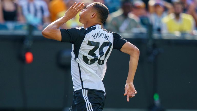 Carlos Vinicius celebra el gol de la victoria del Fulham ante el Brentford en la Premier League Summer Series