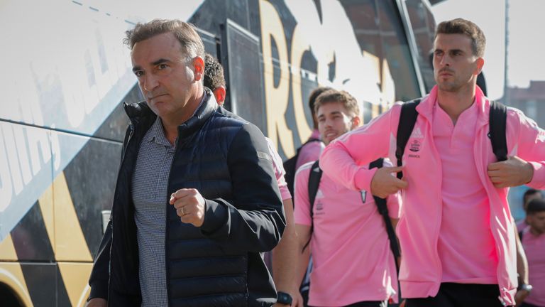 El entrenador en jefe del Celta de Vigo, Carlos Carvalhal, a la izquierda, sale del autobús del equipo antes del partido de fútbol de la Liga española entre el Celta de Vigo y el Barcelona en el estadio Balaídos de Vigo, España, el domingo 4 de junio de 2023. (Foto AP/ Lalo R. Villar)