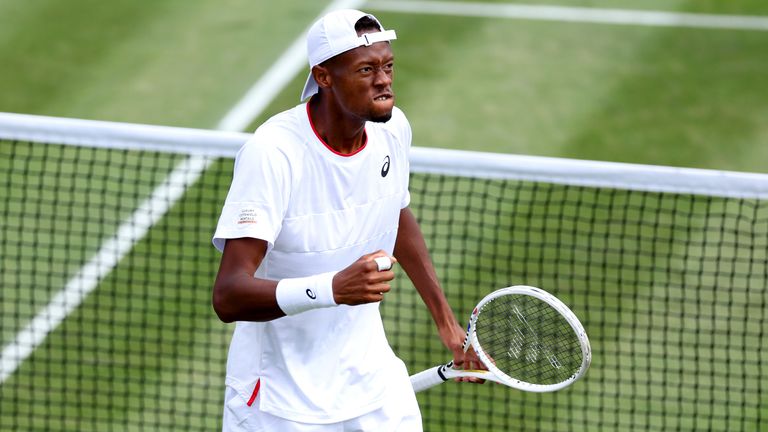 Christopher Eubanks reacciona durante su partido de solteros de caballeros contra Stefanos Tsitsipas el octavo día del Campeonato de Wimbledon 2023 en el All England Lawn Tennis and Croquet Club en Wimbledon.  Imagen fecha: lunes 10 de julio de 2023.