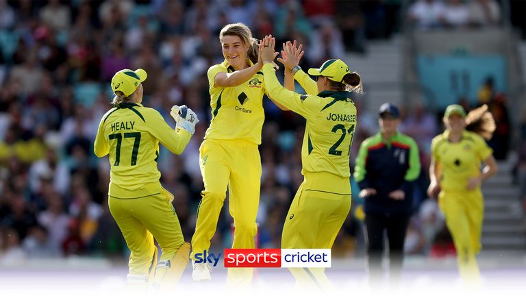 Annabel Sutherland gets Alice Capsey and Heather Knight with back-to-back deliveries as Australia fight back against England in the second Ashes T20 match.