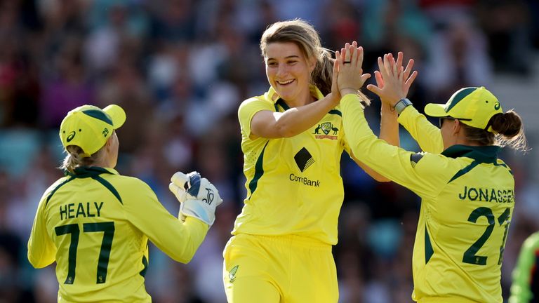 La australiana Annabel Sutherland celebra el wicket de Heather Knight durante el segundo T20I en el Kia Oval (imágenes PA)