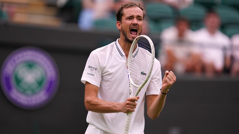 Daniil Medvedev celebra ganar el tercer set durante su partido contra Marton Fucsovics (no en la foto) en el sexto día del Campeonato de Wimbledon 2023 en el All England Lawn Tennis and Croquet Club en Wimbledon.  Imagen fecha: sábado 8 de julio de 2023.