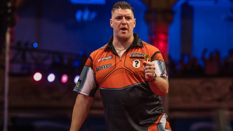 Daryl Gurney eliminó al campeón de 2019 Rob Cross, ganando un thriller de desempate en Winter Gardens