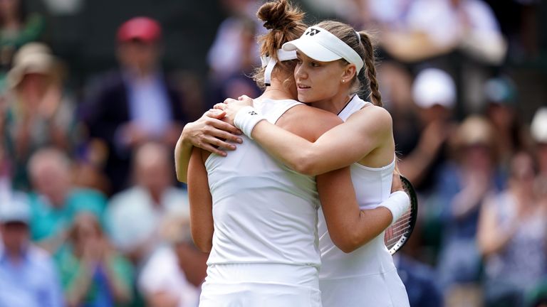 Elena Rybakina (kanan) menghibur Beatriz Haddad Maia saat ia pensiun karena cedera pada hari kedelapan Kejuaraan Wimbledon 2023 di All England Lawn Tennis and Croquet Club di Wimbledon.  Tanggal pengambilan gambar: Senin 10 Juli 2023.