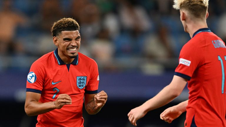 Morgan Gibbs-White de Inglaterra, centro, hace una mueca durante el partido de fútbol semifinal  del Campeonato Sub-21 de la Eurocopa 2023 entre Israel e Inglaterra en el estadio Batumi Arena en Batumi, Georgia, el miércoles 5 de julio de 2023. (Foto AP/Tamuna Kulumbegashvili)