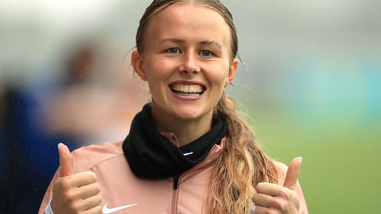 Hannah Hampton está actualmente con Inglaterra antes  de la Copa Mundial Femenina