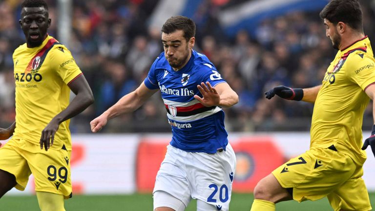 Sampdoria's Harry Winks battles for the ball with Bologna's Riccardo Orsolini