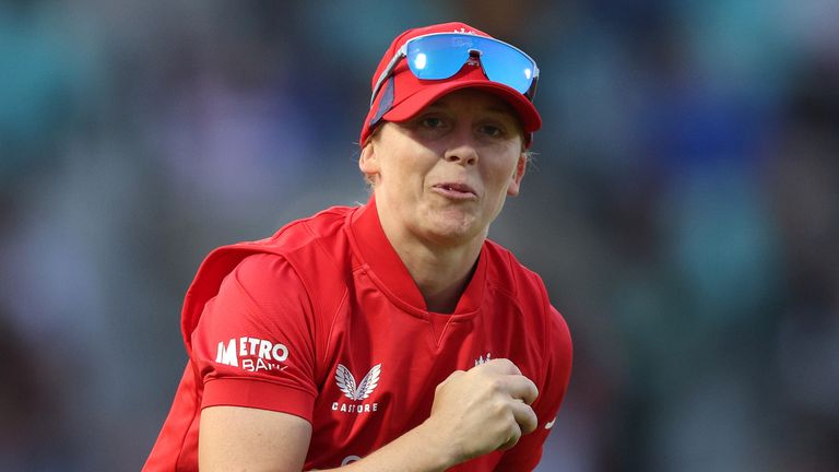 Heather Knight celebra la victoria de Inglaterra sobre Australia en el segundo internacional T20 en The Oval