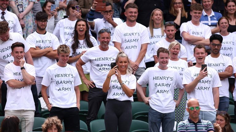 Fans de Henry Searle con camisetas que dicen 'Henry's Barmy Army'  celebrar siguiendo el Boys'  Final de individuales el día catorce del Campeonato de Wimbledon 2023 en el All England Lawn Tennis and Croquet Club en Wimbledon.  Fecha de la imagen: domingo 16 de julio de 2023.