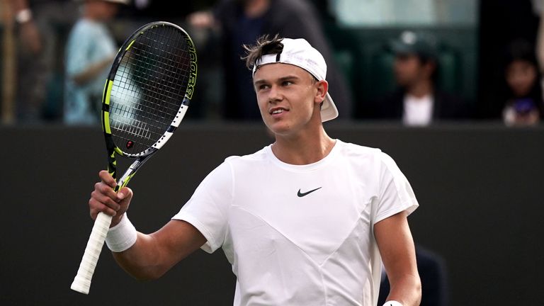 Holger Rune merayakan kemenangan atas George Loffhagen pada hari ketiga Kejuaraan Wimbledon 2023 di All England Lawn Tennis and Croquet Club di Wimbledon.  Tanggal pengambilan gambar: Rabu 5 Juli 2023.