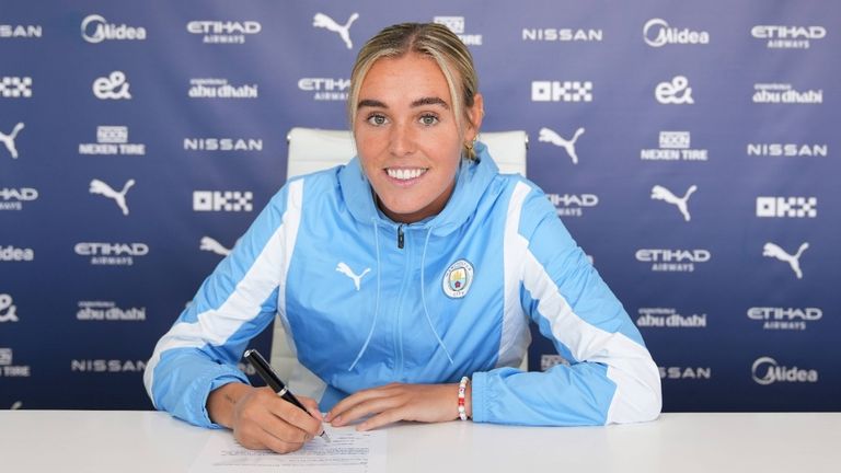 Man City&#39;s signing of Jill Roord has broken the British record transfer fee for a female player