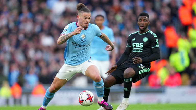 Kalvin Phillips en acción contra el Leicester la temporada pasada