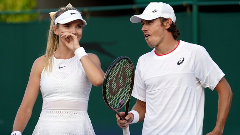 Katie Boulter y Alex de Minaur en acción de dobles en Wimbledon 