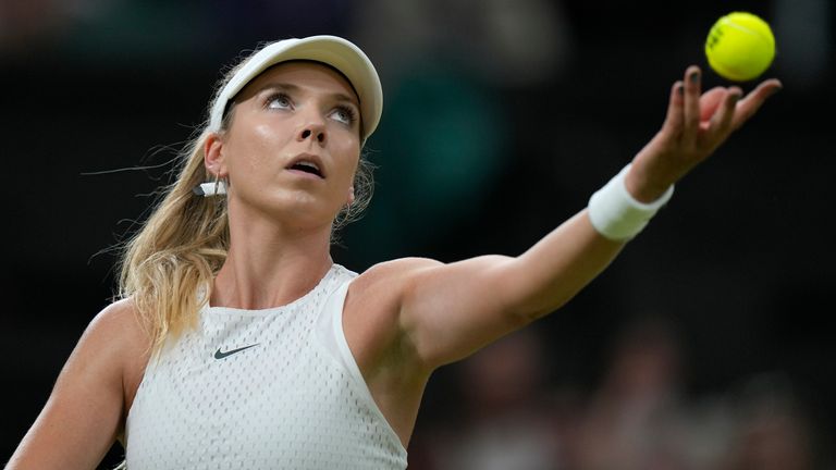 La británica Katie Boulter sirve a Elena Rybakina de Kazajstán en un partido individual femenino en el sexto día del campeonato de tenis de Wimbledon en Londres, el sábado 8 de julio de 2023. (Foto AP/Alastair Grant)