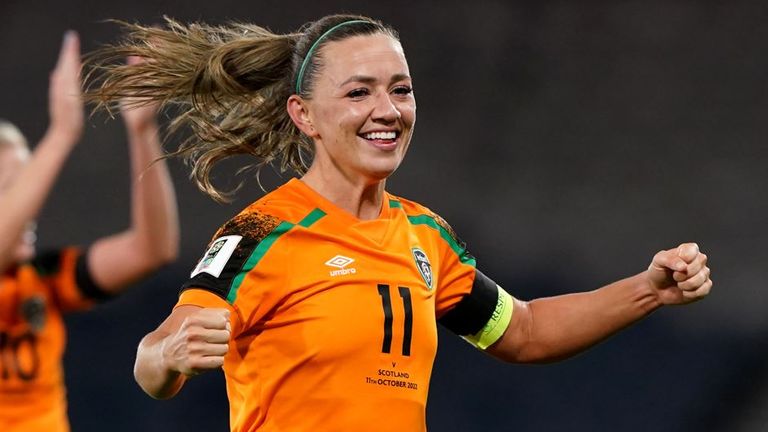 Katie McCabe merayakan setelah kualifikasi Republik Irlandia untuk Piala Dunia