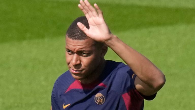 Kylian Mbappe asiste a una sesión de entrenamiento en el nuevo centro de entrenamiento Paris Saint-Germain el jueves 20 de julio de 2023 en Poissy, al oeste de París.  (Foto AP/Christophe Ena)