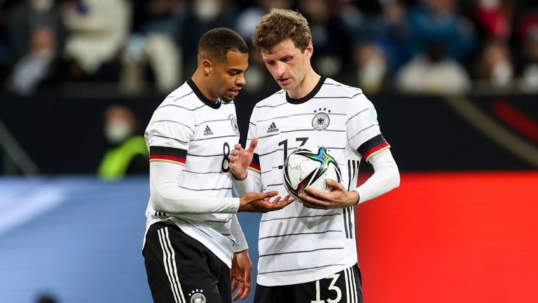 Lukas Nmecha mit Thomas Müller während des Deutschland-Spiels gegen Israel im Jahr 2022