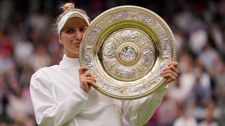 Marketa Vondrousova de la República Checa celebra con el trofeo después de vencer a Ons Jabeur de Túnez para ganar la final de individuales femeninos en el día trece del campeonato de tenis de Wimbledon en Londres, el sábado 15 de julio de 2023 (Foto AP/Alberto Pezzali)