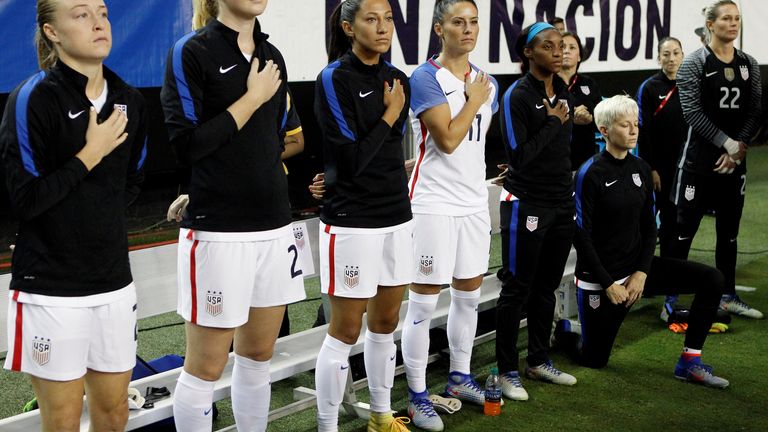 Megan Rapinoe dividió la opinión en los EE. UU. cuando se arrodilló frente al himno nacional antes de un partido de la selección nacional en 2016