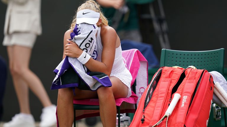 Reaksi Mirra Andreeva setelah mengalahkan Anastasia Potapova (tidak ada dalam foto) pada hari ketujuh Kejuaraan Wimbledon 2023 di All England Lawn Tennis and Croquet Club di Wimbledon.  Tanggal pengambilan gambar: Minggu 9 Juli 2023.