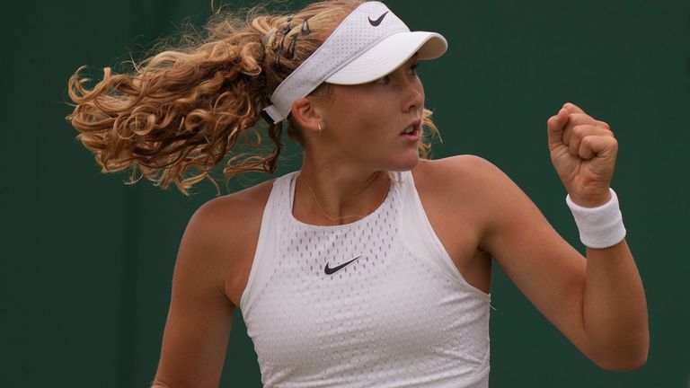 La rusa Mirra Andreeva celebra ganar un punto de la rusa Anastasia Potapova durante el partido individual femenino del séptimo día del campeonato de tenis de Wimbledon en Londres, el domingo 9 de julio de 2023. (Foto AP /Alberto Pezzali)