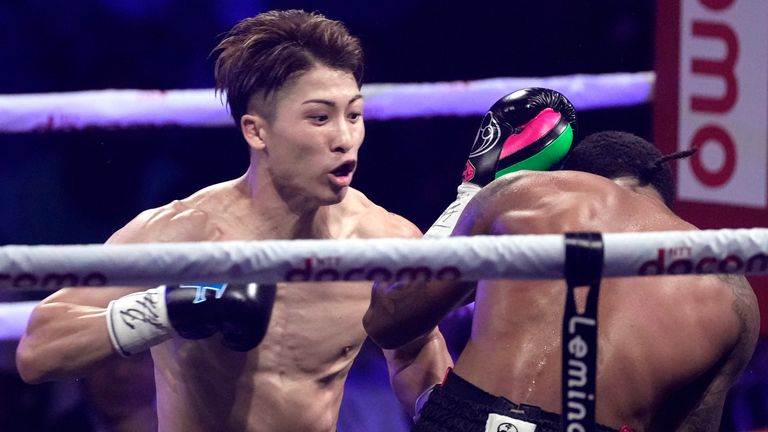 Naoya Inoue, izquierda, de Japón lanza un puñetazo contra Stephen Fulton de EE. UU., durante el segundo asalto de un combate de boxeo por los títulos mundiales unificados de peso supergallo del CMB y la OMB en Tokio, el martes 25 de julio de 2023. (Foto AP/ Hiro Komae)