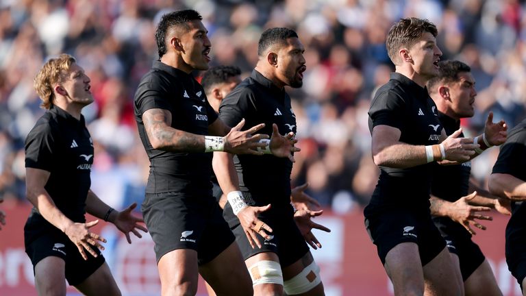 Los All Blacks de Nueva Zelanda realizan un haka antes de un partido de campeonato de rugby contra Los Pumas de Argentina, en el estadio Malvinas Argentinas en Mendoza, Argentina, el sábado 8 de julio de 2023. (Foto AP/Nicolas Aguilera)