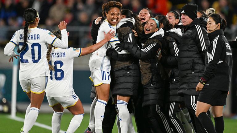 Filipinas'  Sarina Bolden, centro, es felicitada por sus compañeros de equipo después de marcar el primer gol de su equipo durante el partido de fútbol del Grupo A de la Copa Mundial Femenina entre Nueva Zelanda y Filipinas en Wellington, Nueva Zelanda, el martes 25 de julio de 2023. (Foto AP/Andrew Cornaga)