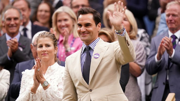 Roger Federer y su esposa Mirka (izquierda) en el palco real el segundo día del Campeonato de Wimbledon 2023 en el All England Lawn Tennis and Croquet Club en Wimbledon.  Imagen fecha: Martes 4 de julio de 2023.