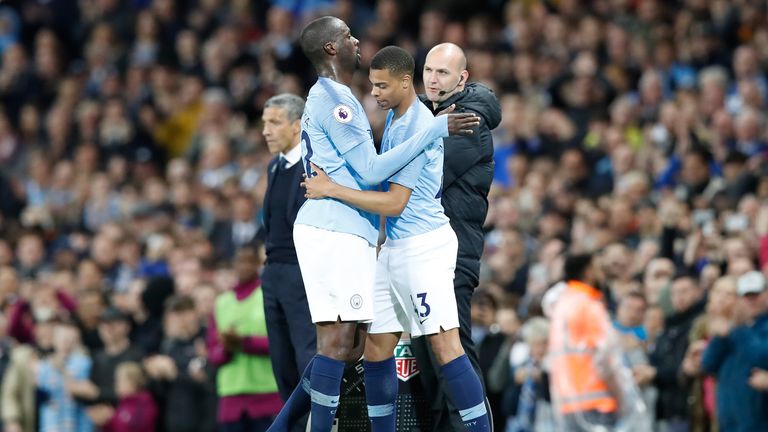 Yaya Toure von Manchester City umarmt Teamkollegen Lukas Nmecha, als er während des Premier-League-Spiels im Etihad Stadium in Manchester ausgewechselt wird.  PRESSVERBAND Foto.  Bilddatum: Mittwoch, 9. Mai 2018. 