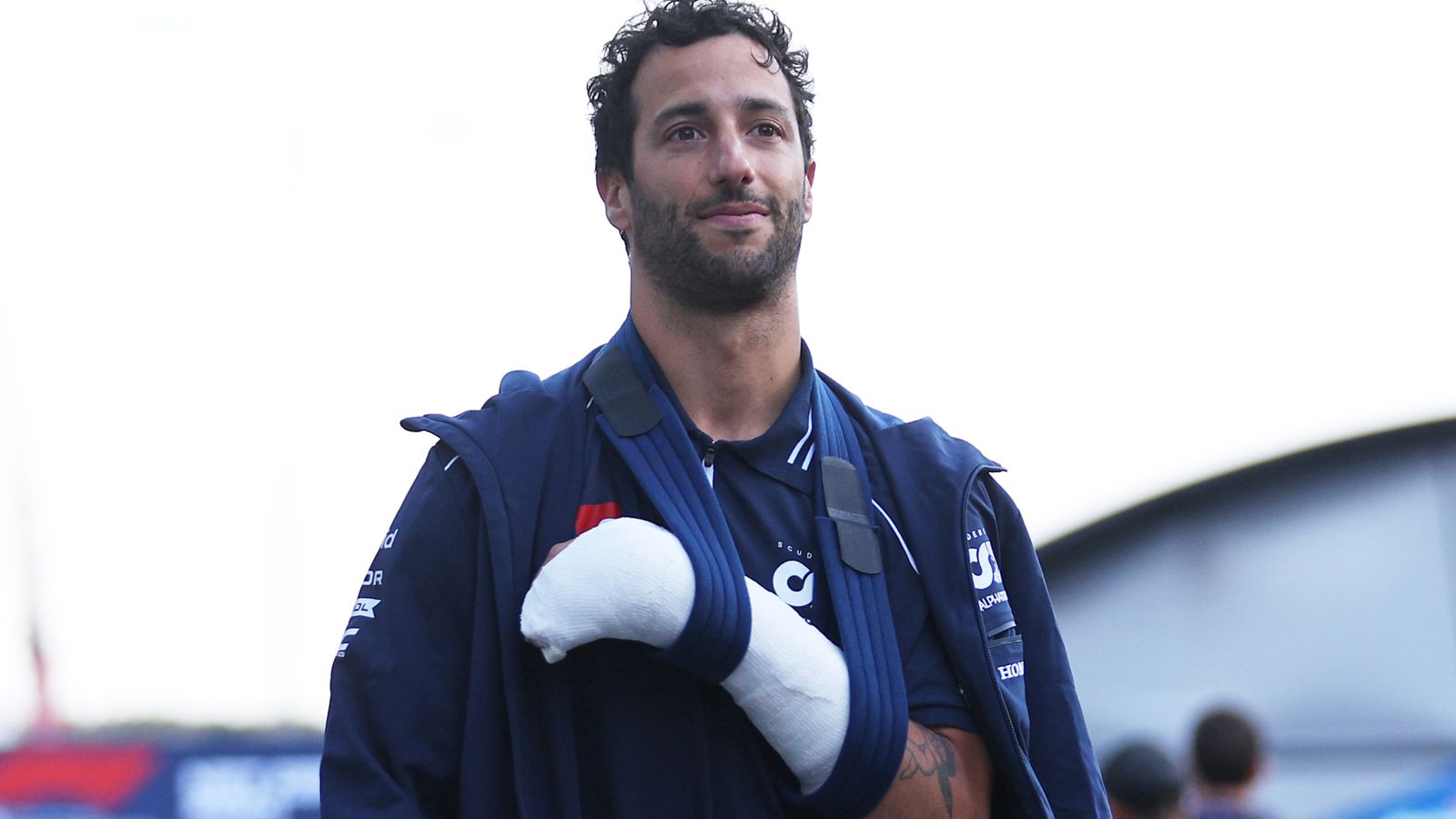 Daniel Ricciardo: AlphaTauri-coureur uitgesloten van Nederlandse Grand Prix nadat hij bij een crash een bot in zijn hand brak |  Formule 1 nieuws