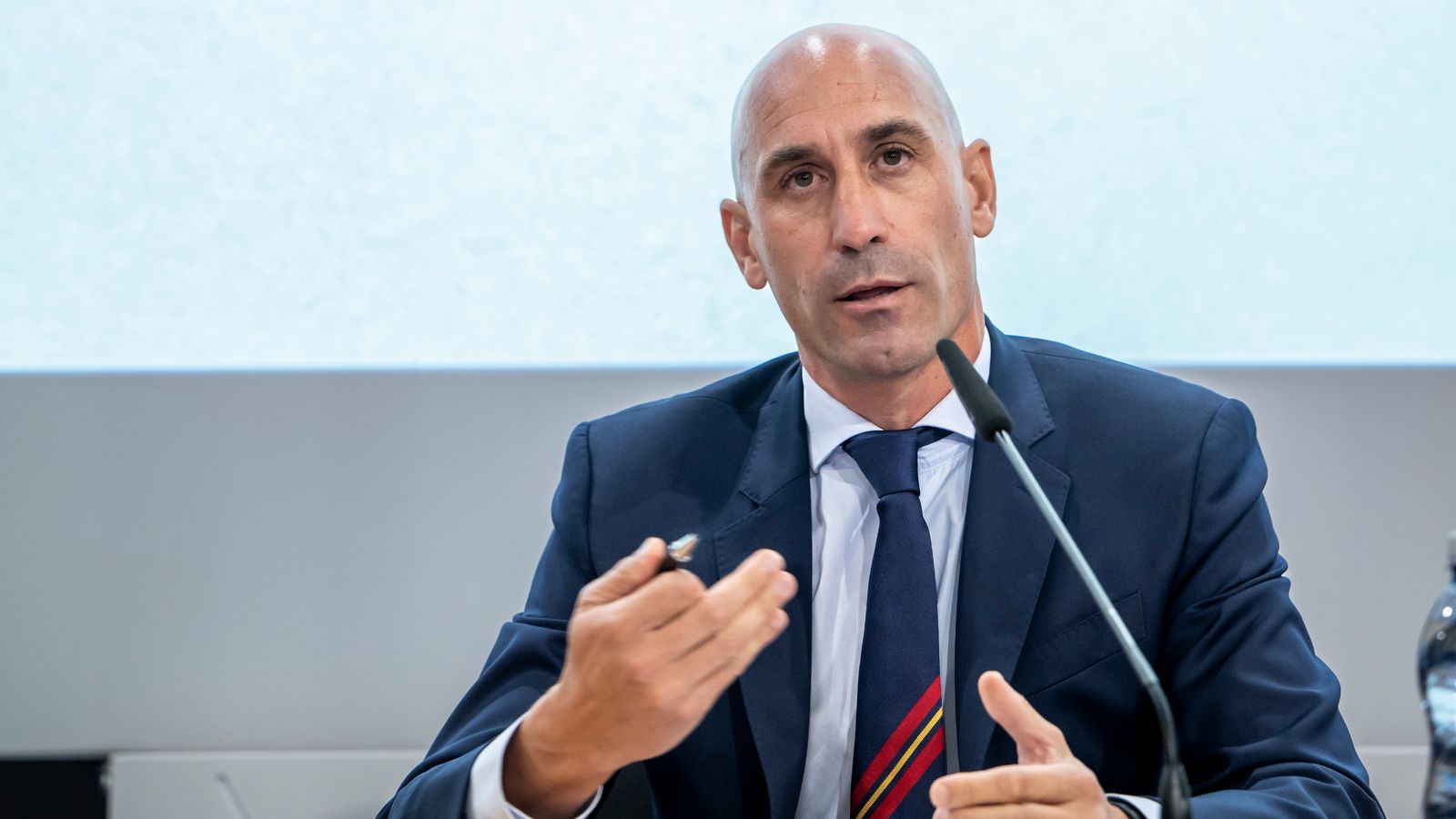 Luis Rubiales: Spanish FA president to resign after Jennifer Hermoso kissing row | Football News