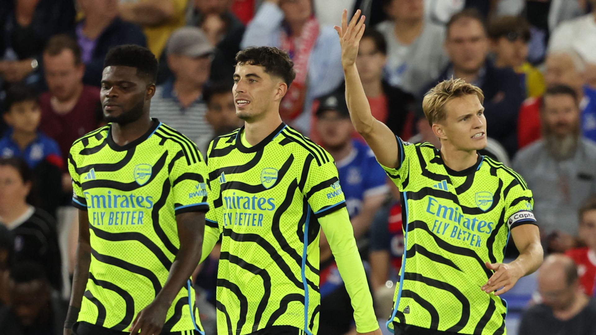 Odegaard spot on as 10-player Arsenal see off Palace