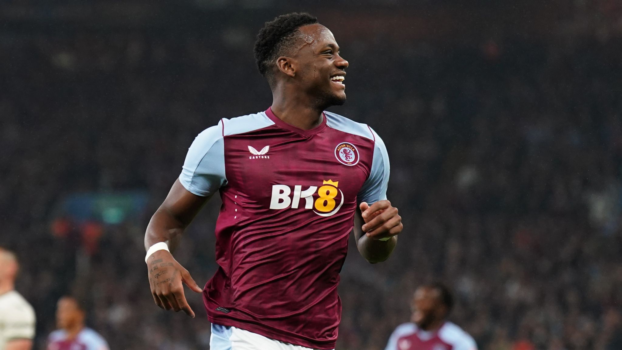 Jhon Duran in action for Aston Villa.