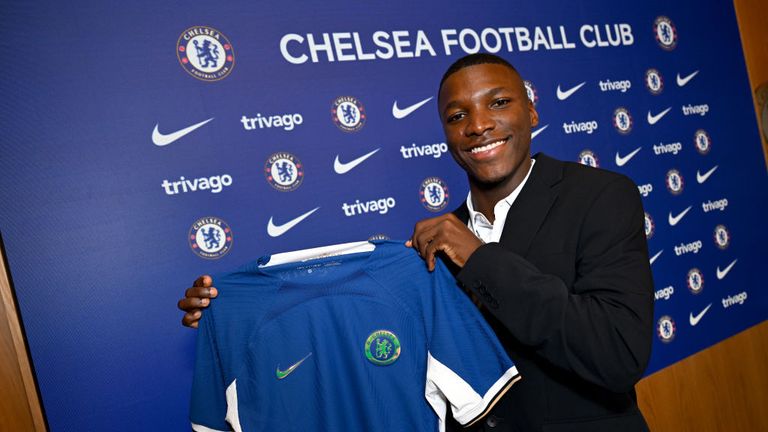  Chelsea Unveil New Signing Moises Caicedo at Chelsea Training Ground on August 14, 2023 in Cobham, England. 