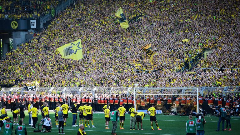 Bundesliga, Matchday 34, Borussia Dortmund - FSV Mainz 05, Signal Iduna Park. Players and team standing on the pitch in front of the south stand after the match.