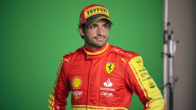Carlos Sainz della Ferrari sorride con la sua nuova tuta da corsa in vista del Gran Premio d'Italia