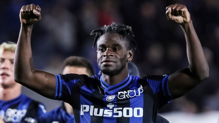 BERGAMO, ITALY - ARPIL 24: Duvan Zapata (91 Atalanta) greets fans at final whistle during the Serie A match between Atalanta and Roma at Gewiss Stadium on April 24, 2023 in Bergamo, Italy. (Photo by Stefano Nicoli/Speed Media/Icon Sportswire) (Icon Sportswire via AP Images)