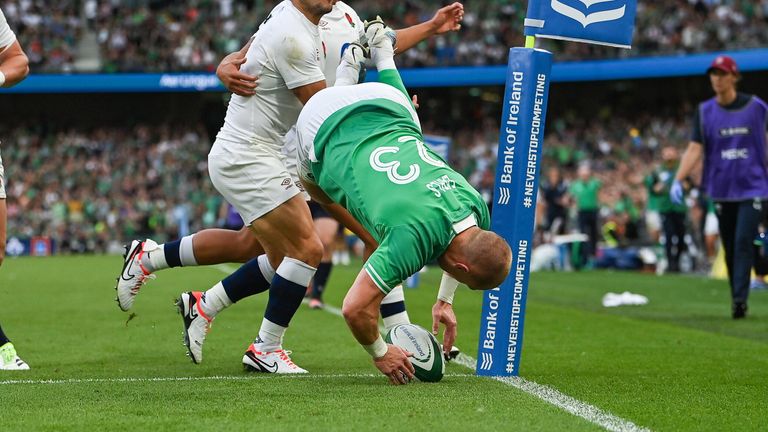 Earls acrobatically finished in the corner for Ireland's fifth try