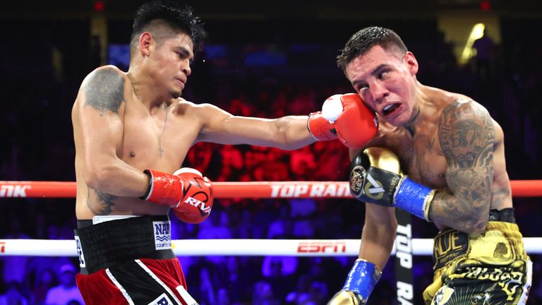 Emanuel Navarrete (L) and Oscar Valdez (R) 