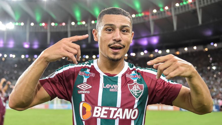 Andre joue pour l'équipe brésilienne de Fluminense et a joué pour l'équipe nationale brésilienne