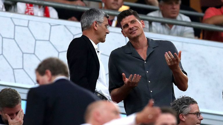 DFL Supercup 2023, FC Bayern Munich - RB Leipzig, 0: 3, President Herbert Hainer, FC Bayern Munich, Bayern, FCB, Munchen, Mario Gomez, in conversation