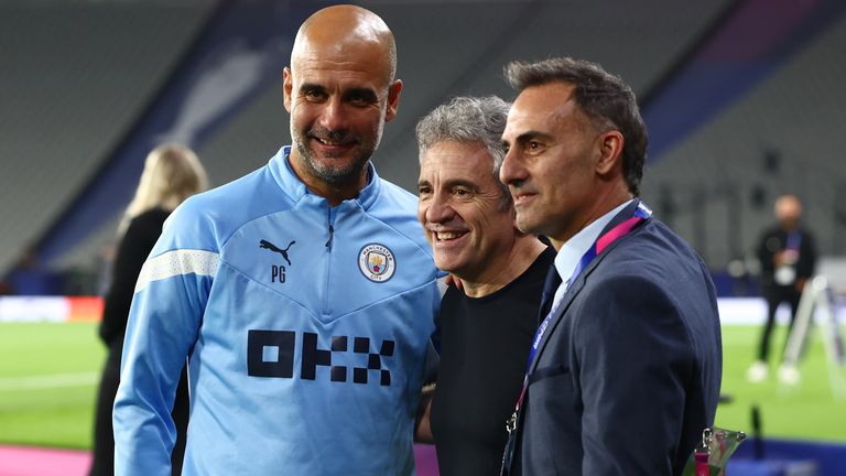Guardiola poses with Lillo and Diego Latorre