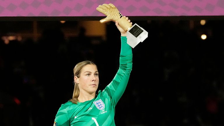 La portera inglesa Mary Earps sostiene el trofeo del Guante de Oro después de la final de la Copa Mundial Femenina de fútbol entre España e Inglaterra en el Estadio Australia, el domingo 20 de agosto de 2023, en Sydney, Australia.  (Foto AP/Rick Rycroft)