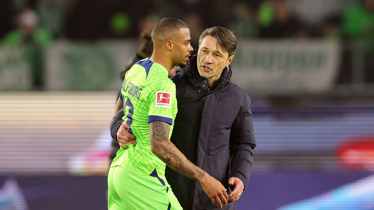 Lukas Nmecha und Niko Kovac im Gespräch, als Wolfsburg im März 2023 gegen Union Berlin antritt