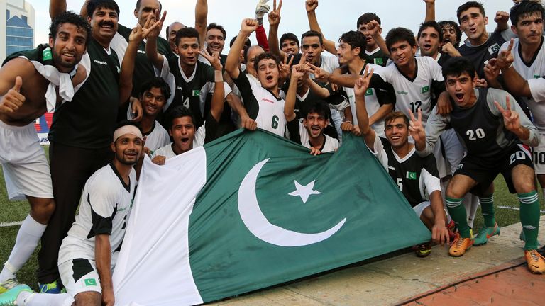 สมาชิกและเจ้าหน้าที่ฝ่ายสนับสนุนของทีมปากีสถานเฉลิมฉลองชัยชนะของพวกเขาหลังการแข่งขันฟุตบอลกระชับมิตรสองนัดสุดท้ายระหว่างอินเดียและปากีสถานที่เมืองบังกาลอร์ ประเทศอินเดีย วันพุธที่ 20 สิงหาคม 2014 ปากีสถานชนะการแข่งขัน 2-0 เพื่อยกระดับซีรีส์ .  (AP Photo/Aijaz Rahi) 