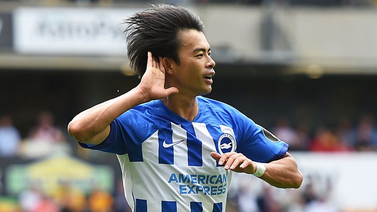 Kaoru Mitoma celebra después de darle a Brighton una ventaja en la primera mitad sobre Wolverhampton
