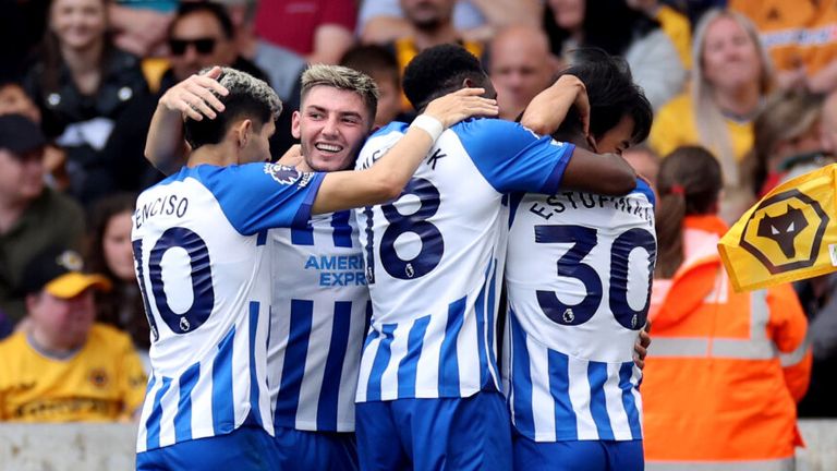 Los jugadores del Brighton celebran el gol de Pervis Estupinan en el Wolverhampton