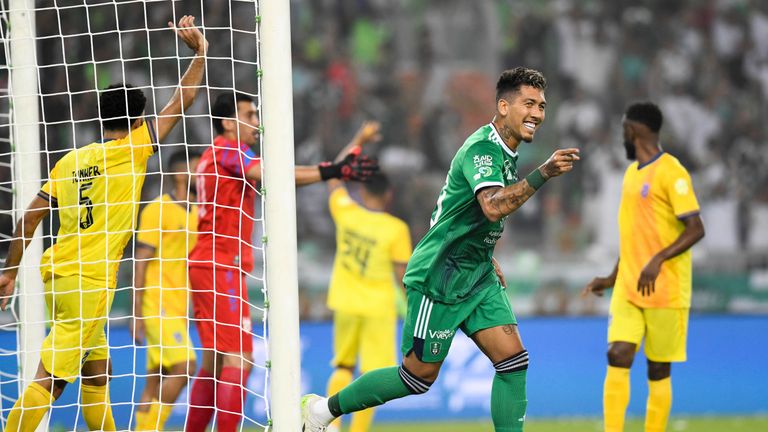 El jugador de Al-Ahli, Roberto Firmino, celebra durante el partido de su equipo contra Al-Hazm en la Saudi Pro League (SPL) en el estadio Príncipe Abdullah al-Faisal en Jeddah, Arabia Saudita, el viernes 11 de agosto de 2023. (Foto AP/Jameel)